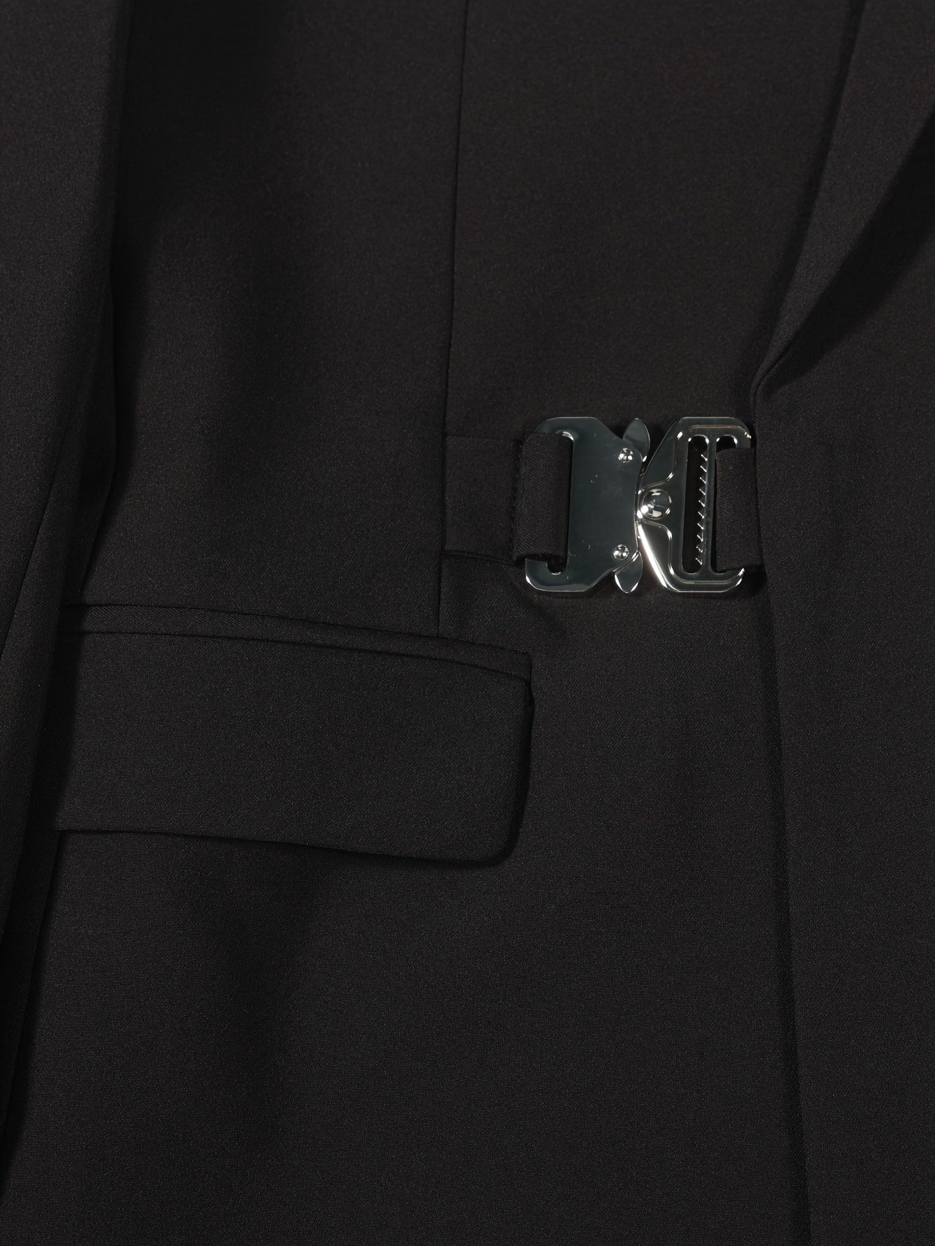 Herren schwarzer taillierter Anzug – Elegantes und modernes Design mit Gürtel