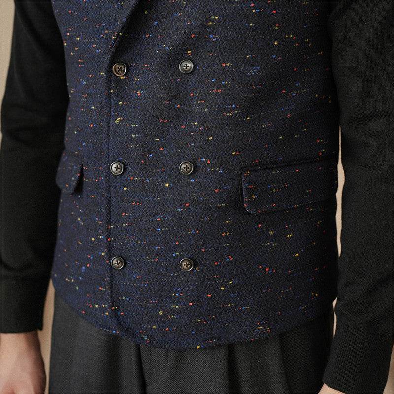 Herren Graue Karierte Weste & Schwarze Hose – Raffinierter Lagen-Look