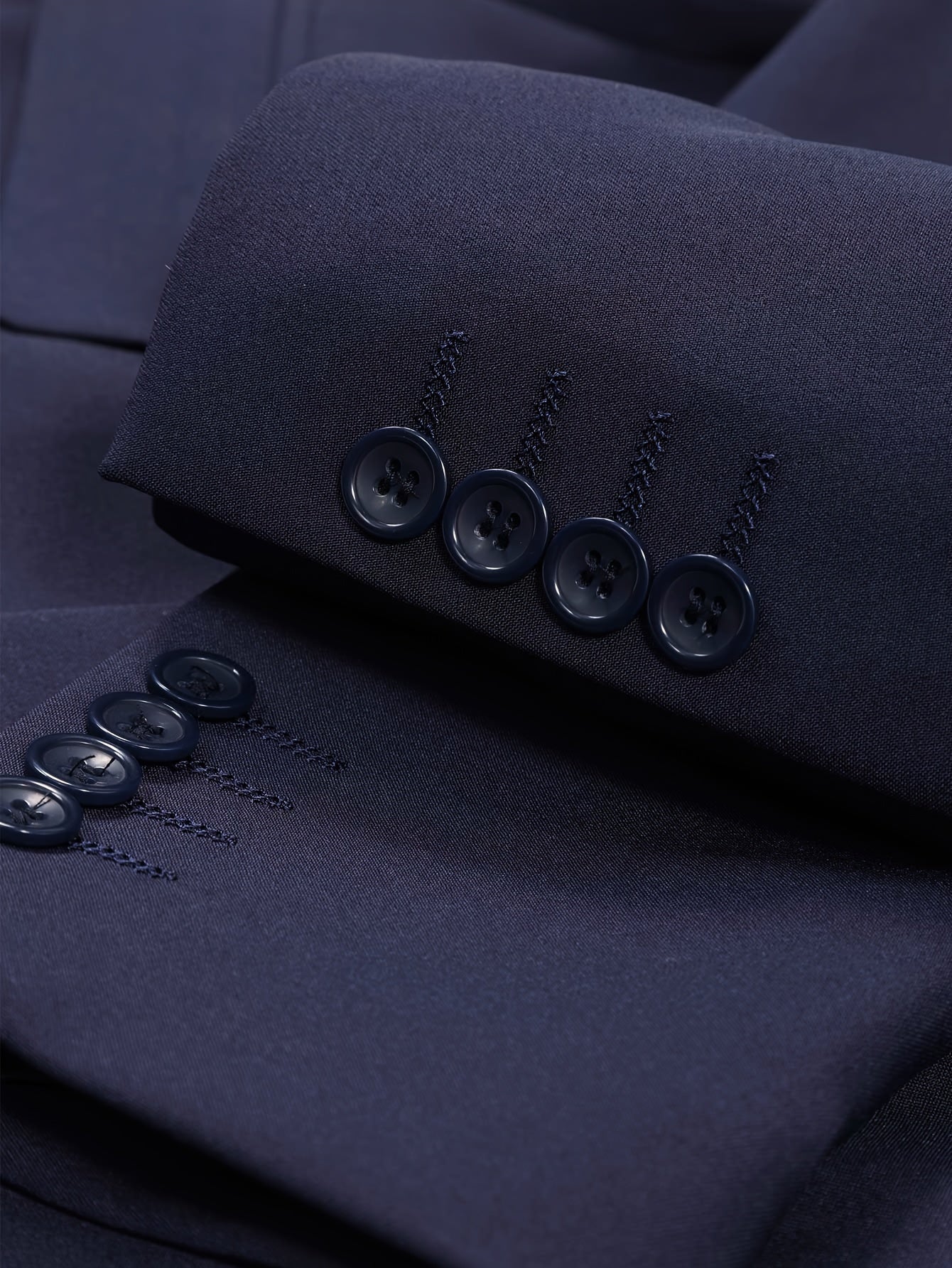 Herren schwarzer taillierter Anzug – Elegantes und modernes Design mit Gürtel