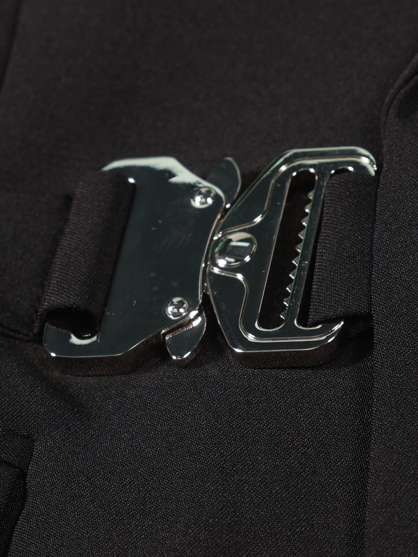 Herren schwarzer taillierter Anzug – Elegantes und modernes Design mit Gürtel