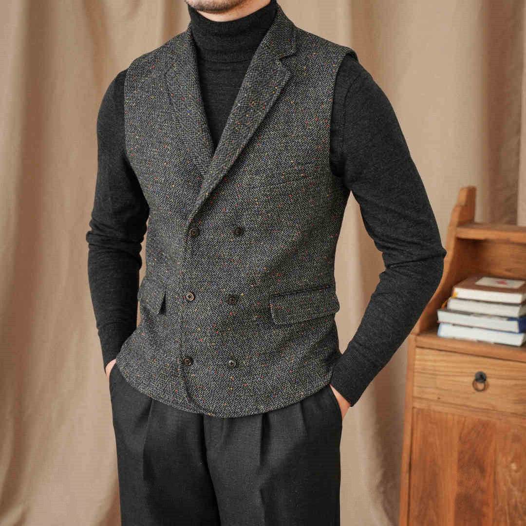 Herren Graue Karierte Weste & Schwarze Hose – Raffinierter Lagen-Look