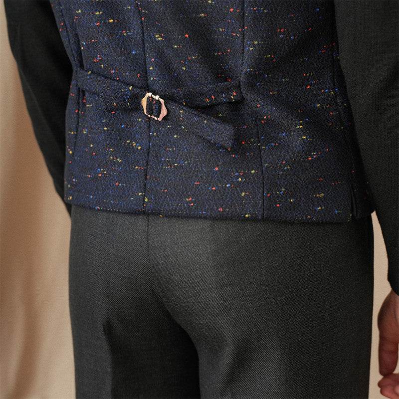 Herren Graue Karierte Weste & Schwarze Hose – Raffinierter Lagen-Look