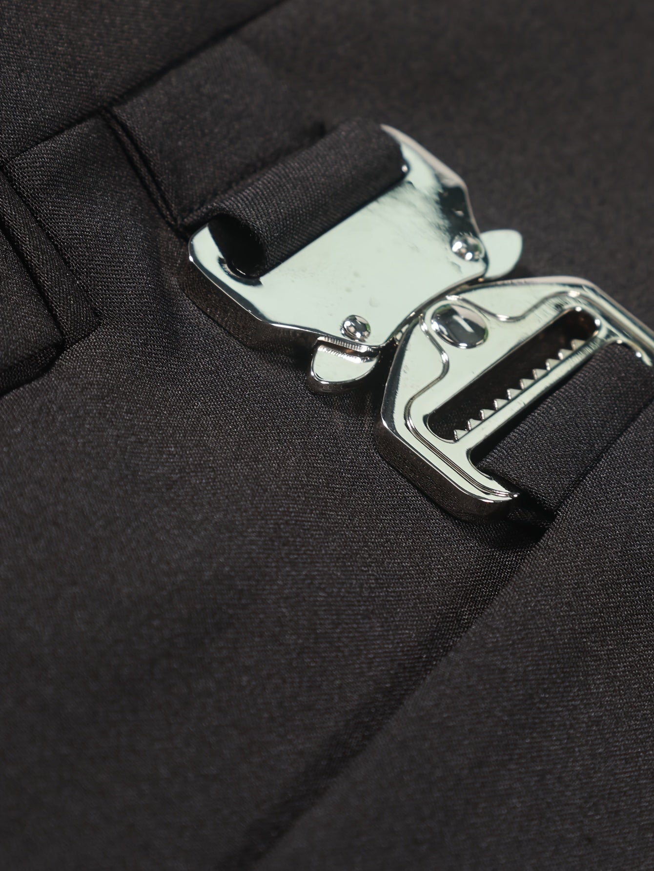 Herren schwarzer taillierter Anzug – Elegantes und modernes Design mit Gürtel