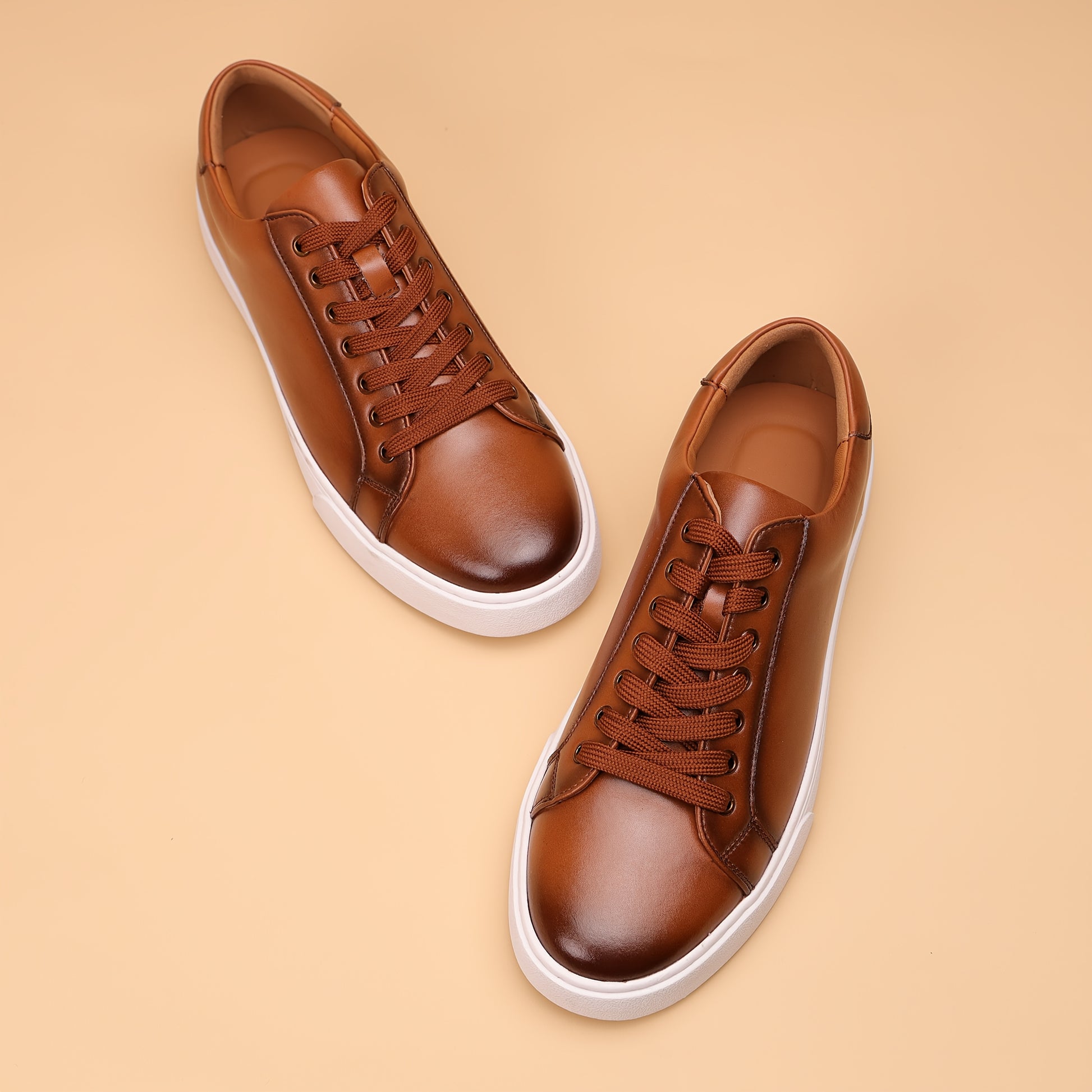 Herren Leder-Sneaker – Tanfarbene Low-Top Schnürschuhe