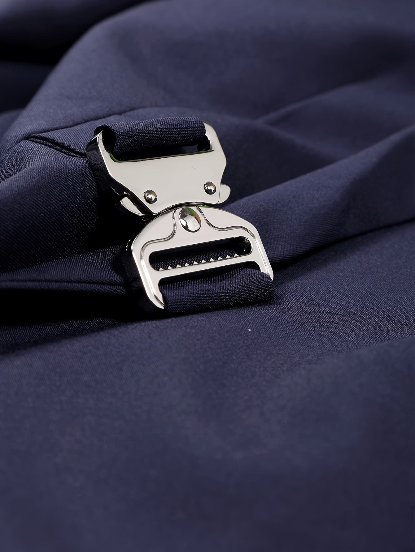 Herren schwarzer taillierter Anzug – Elegantes und modernes Design mit Gürtel