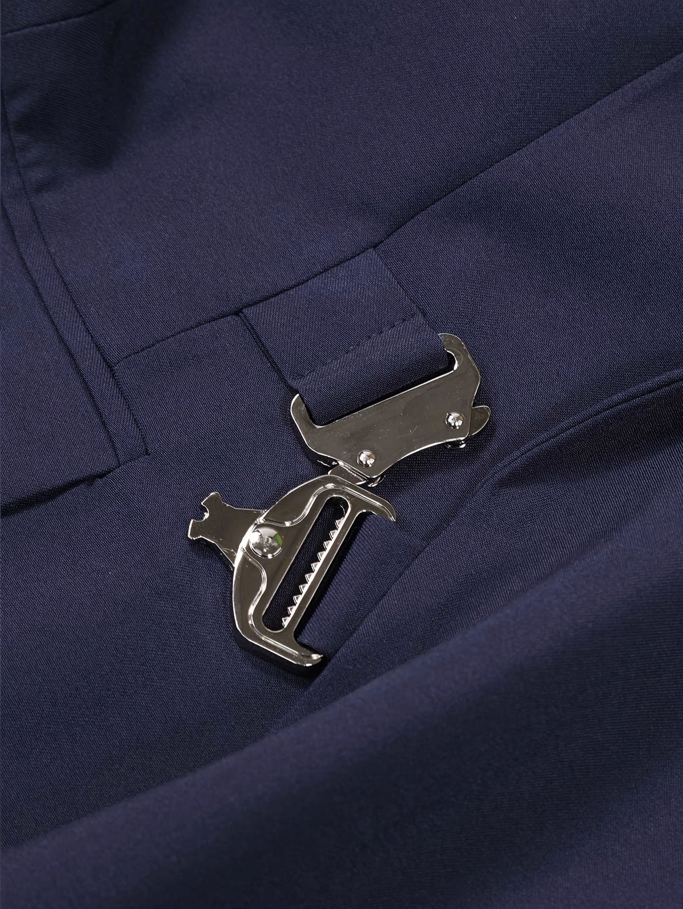 Herren schwarzer taillierter Anzug – Elegantes und modernes Design mit Gürtel